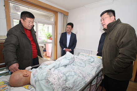 集团向导慰问难题党员-伟德体育官网